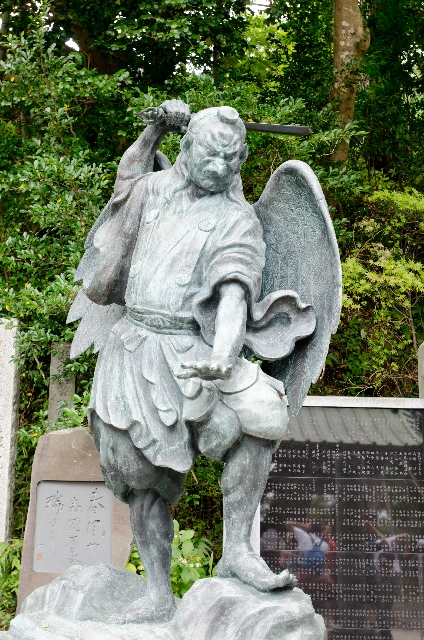 tengu-statue